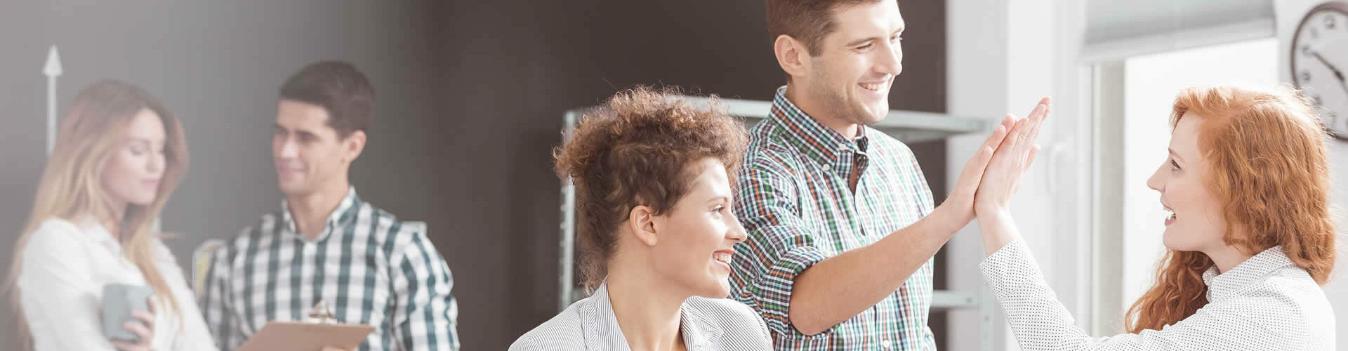 Bild: Gruppe Menschen im Büro