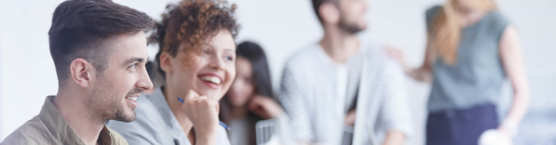 Mitarbeitende und Bewerbende im Gespräch, gut gelaunt