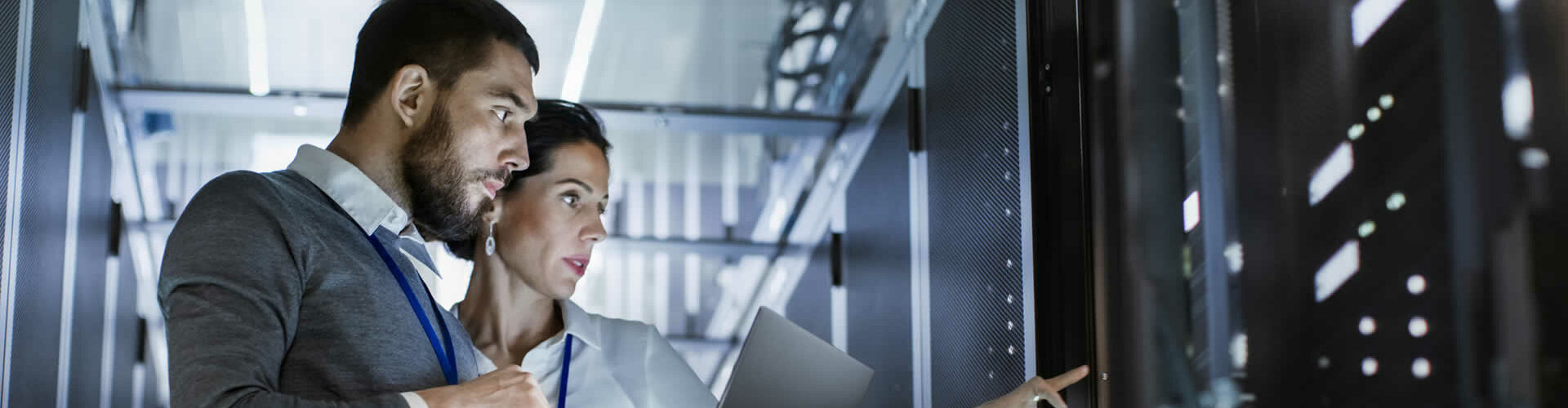 Frau und Mann im Serverraum