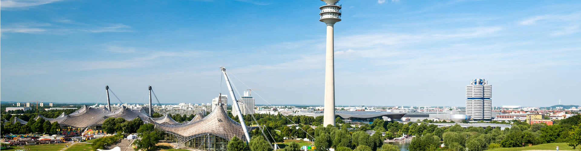 Blick über den Olympiapark in München, rechts der BMW-Turm